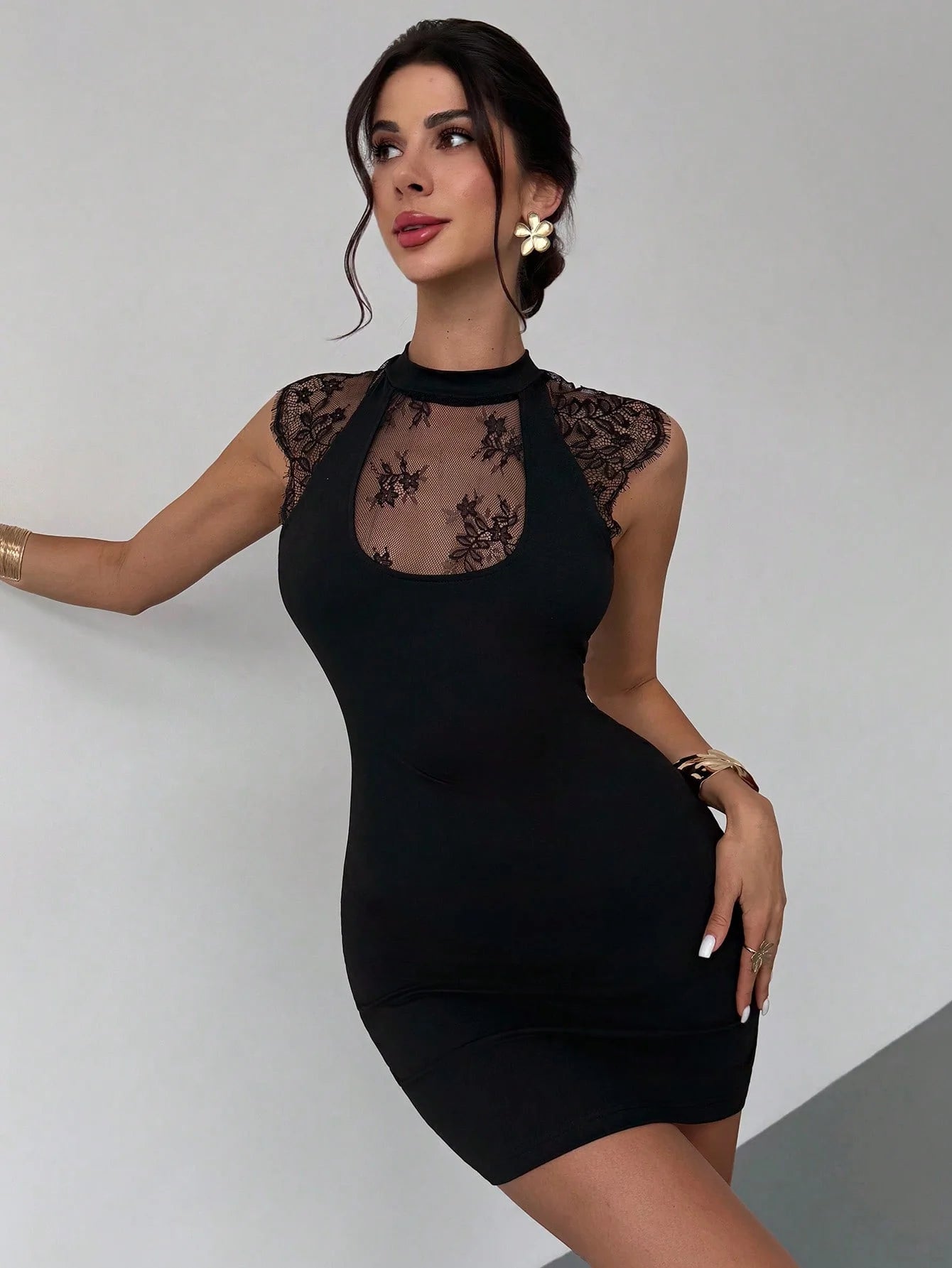 A black evening dress with a high-end feel, a lace patchwork slim-fit dress for the ambiguous birthday period