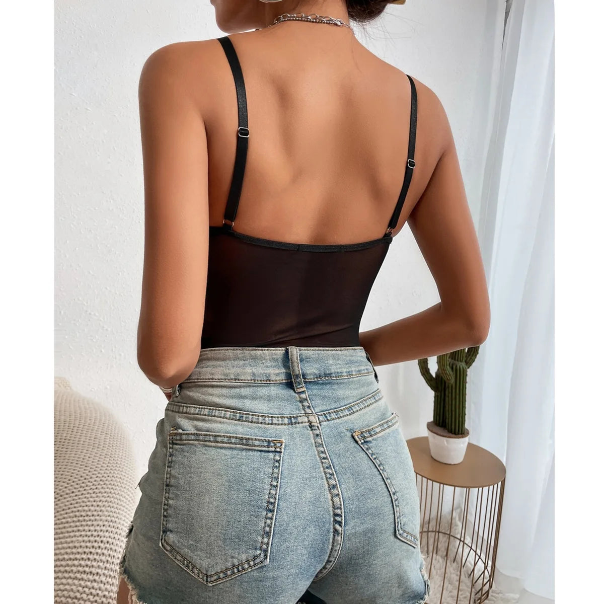 Sexy tight-fitting women's clothing, deep V-neck, adjustable shoulder straps, reinforced soft padded bra, top
