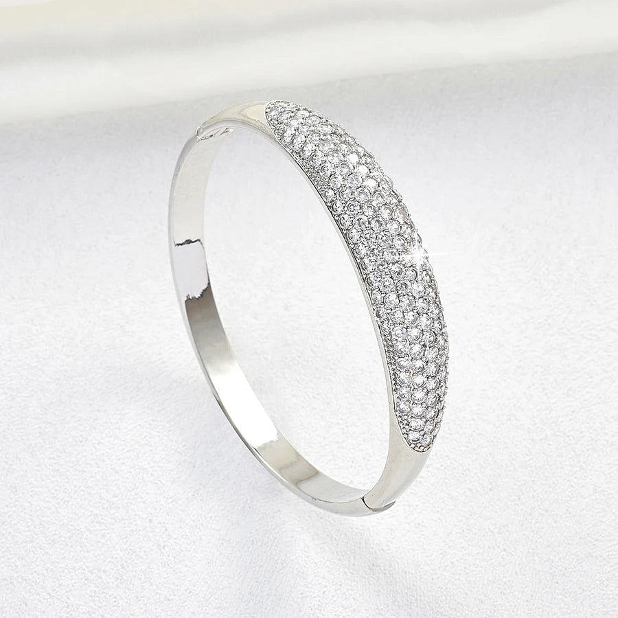 Elegant Lightweight Ladies Bracelet Fashionable Luxury Accessory for Daily Use Ideal Gift Jewelry for Family And Friends